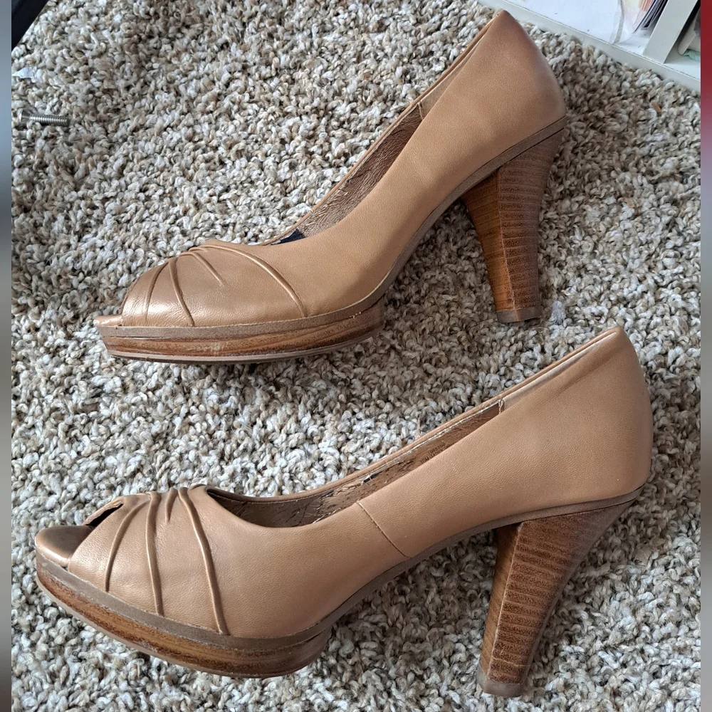 Sofft Tan Leather Peep Toe Pumps Heels Size 10